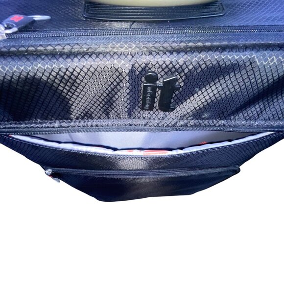 It Luggage Black Nylon With Telescopic Handle World’s Lightest Rolling Luggage - Picture 10 of 15